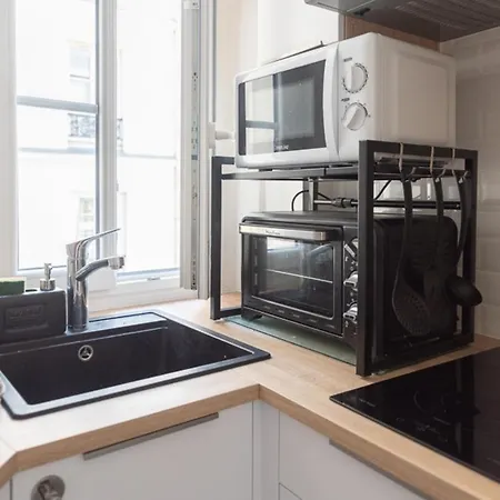 Very Bright Nest Close To Belleville Park Apartment