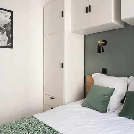 Very Bright Nest Close To Belleville Park Paris